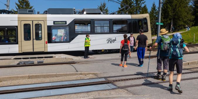 Auch die Gelenktriebwagen der neusten Zuggeneration sind zwischen Vitznau und Rigi Kulm unterwegs.