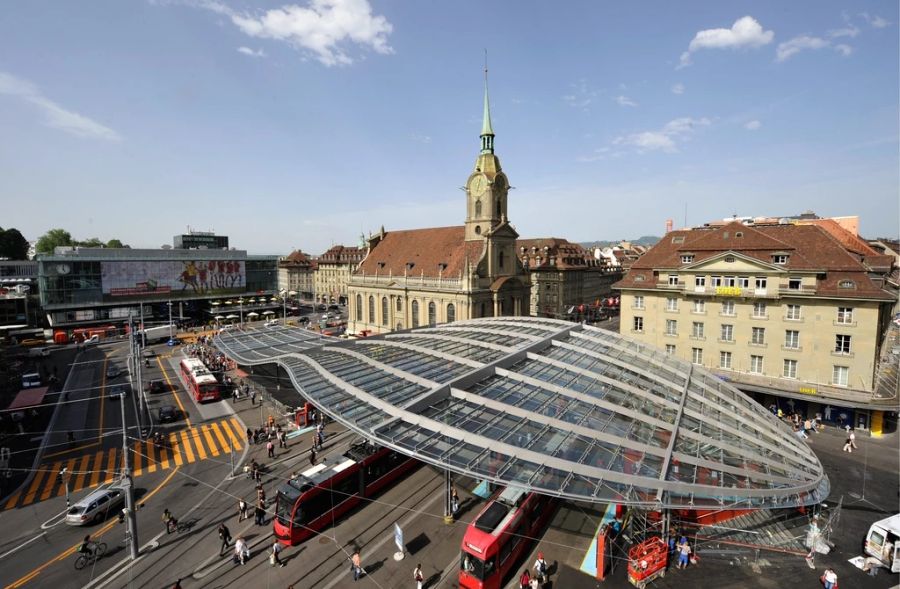 Unter dem Baldachin oder neben der Heiliggeistkirche am Bahnhof Bern treffen sich viele randständige Personen. (Archivbild)