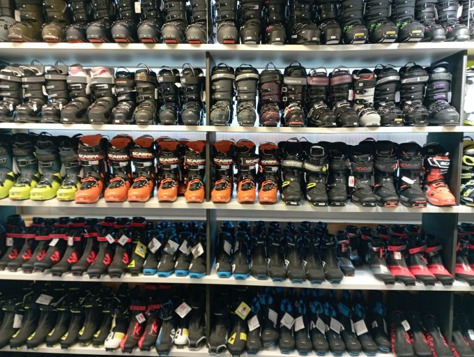 Bei Splügen Sport, gibt es auch Ski und Langlaufschuhe. Ski, Langlauf-Schuhe