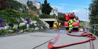 Wil SG - Brand: Feuerwehr öffnet brennendes Dach