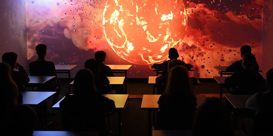 Kinder erleben die Nachbildung eines Erdbebens in einem Simulator des sanierten pädagogischen Zentrums für Erdbebenprävention (CPPS) in Sitten.