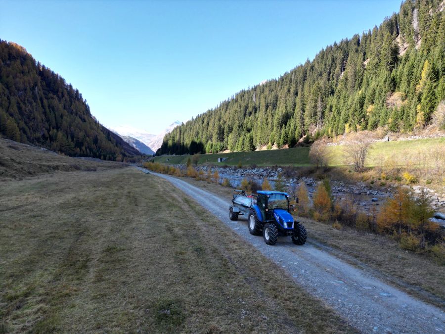 New Holland T4 75 Powerstar mit Bio Gülle  am Güllnen.