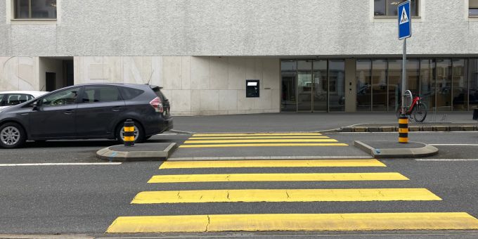 Näfels GL - 23-jährige Fussgängerin angefahren und verletzt