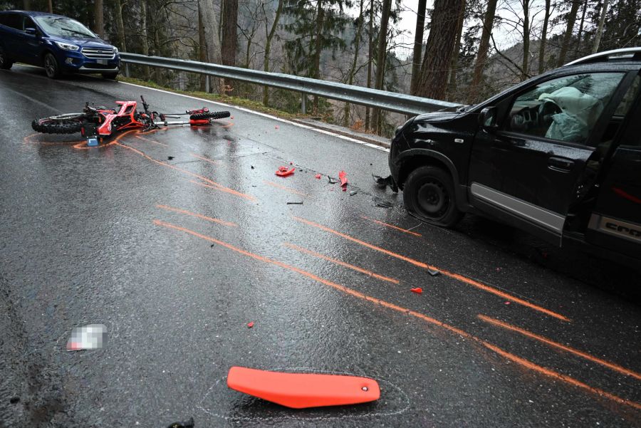 Der Motorradlenker musste ins Spital gebracht werden.