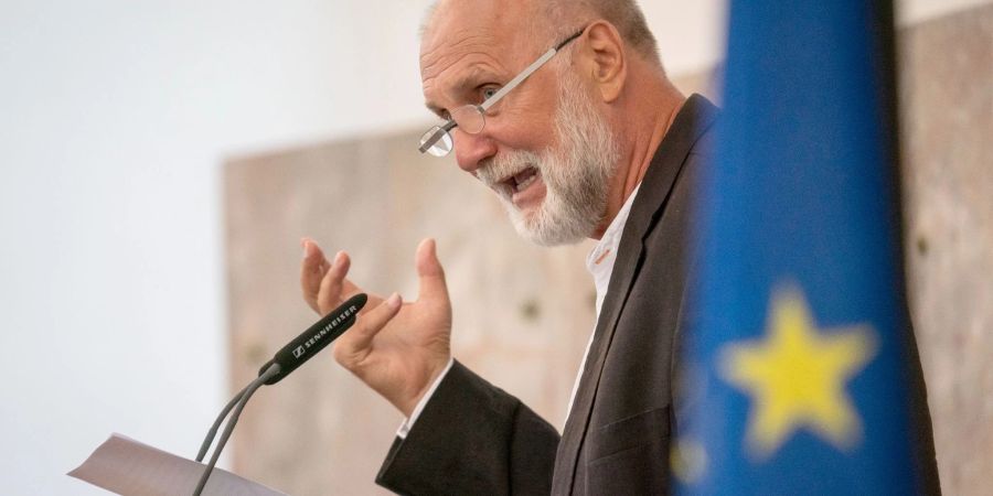 Dzevad Karahasan spricht in der Paulskirche hinter einer EU-Fahne (2020).