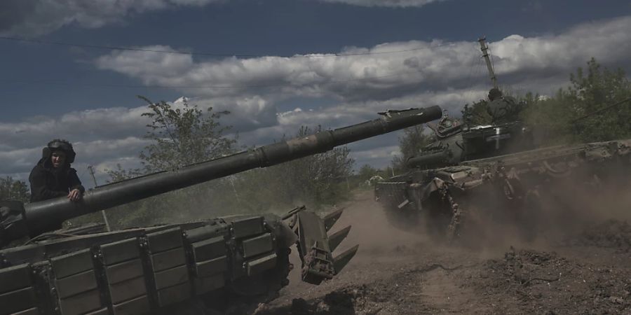 Ukrainische Panzer fahren in der Nähe von Bachmut in der Region Donezk. Foto: LIBKOS/AP/dpa