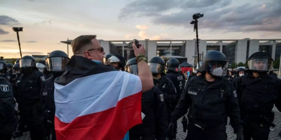 Demonstrant mit Reichsflagge am Berliner Reichstag