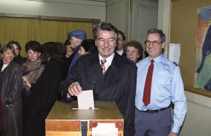 Rene Felber wirft seinen Abstimmungszettel in die Urne. (Archivbild) Rene Felber