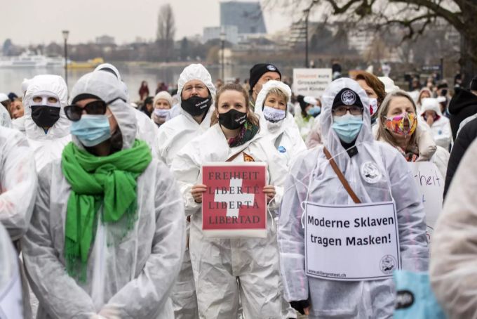 Rund 300 Personen demonstrieren an einer Kundgebung des Vereins «Stiller Protest» gegen die Einschränkungen und Massnahmen des Bundes während der Corona-Pandemie, am Samstag, 6. Februar 2021 in Zug. Coronavirus Protest Schweiz