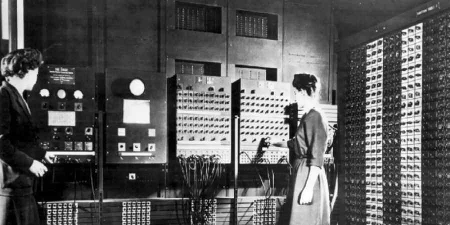 Zwei Frauen stehen am ENIAC-Computer, der an der Universität von Pennsylvania entwickelt wurde. ENIAC steht für "Electronic Numerical Integrator And Computer". Foto: U.S. Army/dpa