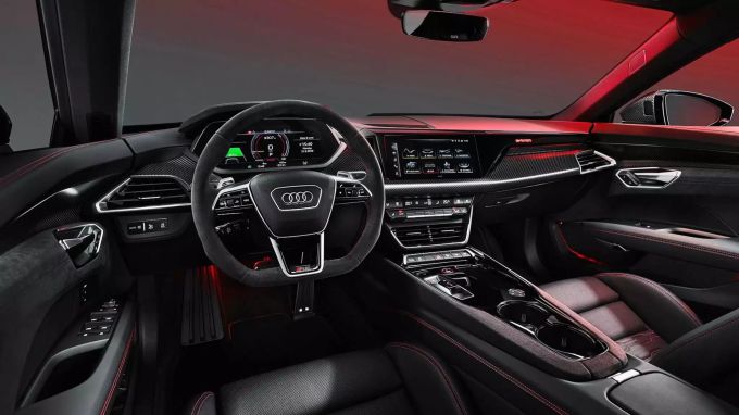 Auch innen ist der Unterschied zum Porsche Taycan überraschend gross Audi RS E-Tron GT
