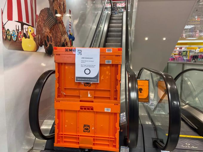 Der Weg in den 3. und 4. Stock ist in der Müller-Filiale in Bern abgesperrt. coronavirus