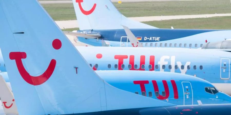 Flugzeuge von Tui parken am Flughafen Hannover. Das dritte Geschäftsquartal von April bis Juni hatte Tui tief in die roten Zahlen gerissen. Foto: Julian Stratenschulte/dpa