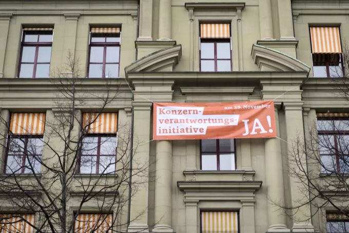 Martin Landolt (BDP): «Ja - Konzerne sollen für allfällige Schäden geradestehen.» Plaktat an Gebäude - Ja zur Konzern-Initiative.