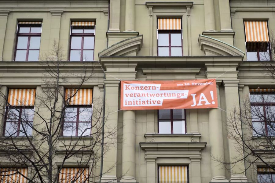 Plaktat an Gebäude - Ja zur Konzern-Initiative.