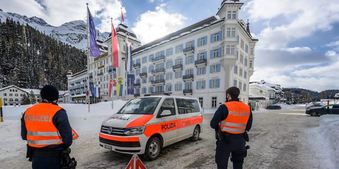 Die Bevölkerung von St. Moritz sowie die Angestellten zweier Fünf-Sterne-Hotels wurden auf das Coronavirus getestet. Im Bild das Hotel «Kempinski», in dem die mutierte Variante des Virus entdeckt wurde. Die Bevölkerung von St. Moritz sowie die Angestellten zweier Fünf-Sterne-Hotels wurden auf das Coronavirus getestet. Im Bild das Hotel «Kempinski», in dem die mutierte Variante des Virus entdeckt wurde.