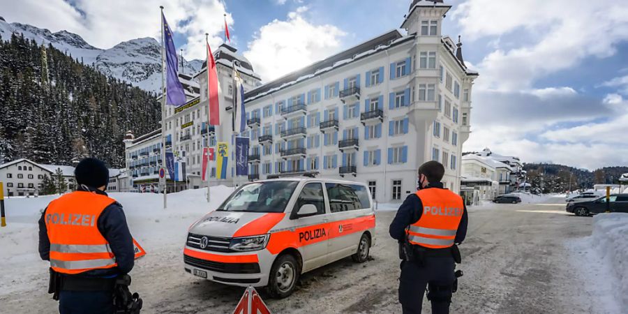 Die Bevölkerung von St. Moritz sowie die Angestellten zweier Fünf-Sterne-Hotels wurden auf das Coronavirus getestet. Im Bild das Hotel «Kempinski», in dem die mutierte Variante des Virus entdeckt wurde.