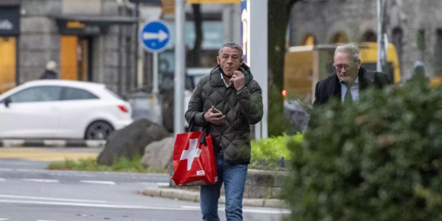 Der Schweizer Springreiter Paul Estermann beim Gang vor Luzerner Kantonsgericht: Auch die zweite Instanz verurteilte ihn wegen Tierquälerei. (Archivbild)