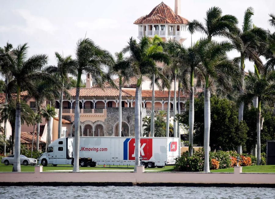 Ein Umzugswagen steht vor Mar-a-Lago in Palm Beach. Es wird erwartet, dass Donald Trump in seine Residenz zurückkehrt.