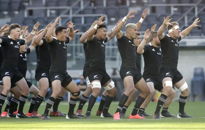Die «All Blacks» beim legendären Haka. Vor dem Spiel gegen Argentinien ehren sie Diego Maradona. Haka Neuseeland Diego Maradona