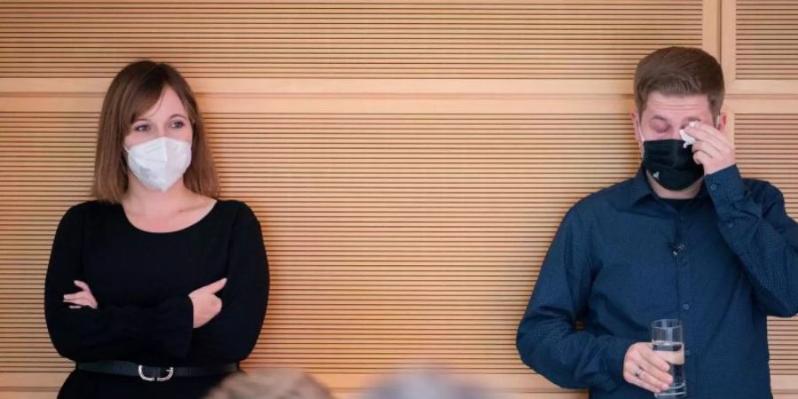 Kevin Kühnert wischt sich eine Träne aus dem Auge - Jessica Rosenthal soll den Bundesvorsitz der Jusos übernehmen. Foto: Kay Nietfeld/dpa