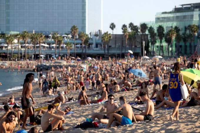 Der Strand von Barcelona Anfang September. Viele Menschen importierten das Coronavirus aus dem Ausland. Coronavirus Skigebiete Tourismus Risiko