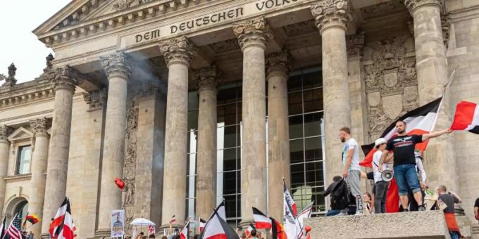 Bei einer Kundgebung gegen die Corona-Massnahmen in Berlin im vergangenen August erklommen zahlreiche Demonstranten die Stufen des Reichstagsgebäudes. Foto: Achille Abboud/NurPhoto/dpa Bei einer Kundgebung gegen die Corona-Massnahmen in Berlin im vergangenen August erklommen zahlreiche Demonstranten die Stufen des Reichstagsgebäudes. Foto: Achille Abboud/NurPhoto/dpa