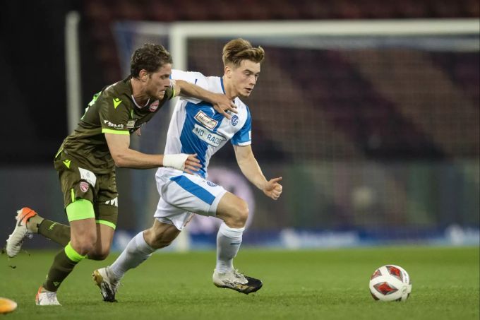Gregory Karlen (FC Thun) kämpft gegen Connor Ronan (GC) um den Ball. GC FC Thun