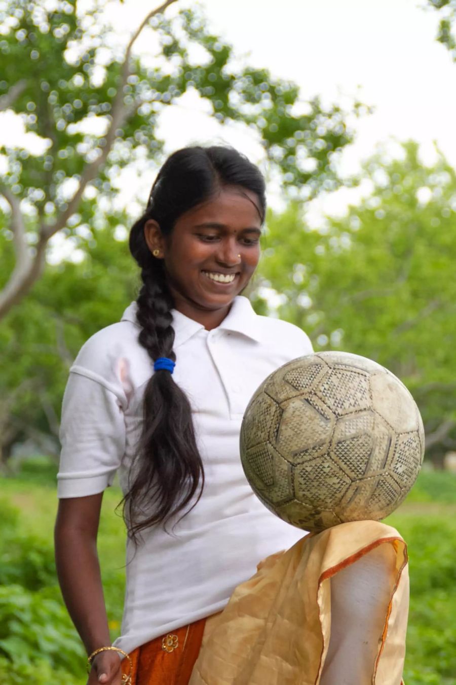 indisches Mädchen spielt Fussball