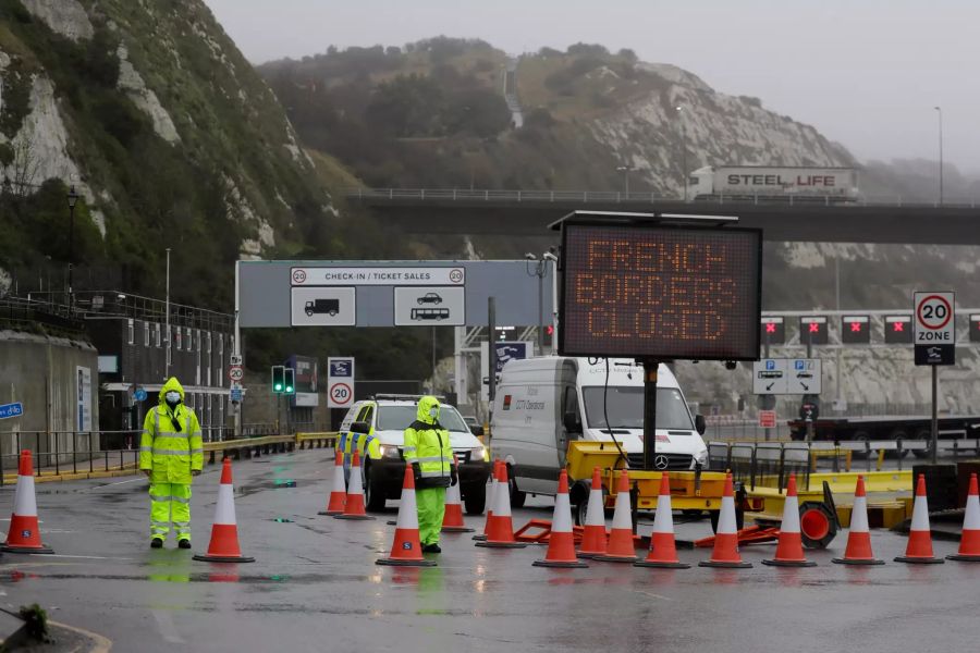 Sicherheitskräfte bewachen den Eingang zum Fährterminal im Hafen von Dover, der nach der Ankündigung der französischen Regierung, in den nächsten 48 Stunden keine Passagiere aus Grossbritannien zu akzeptieren, geschlossen wurde.