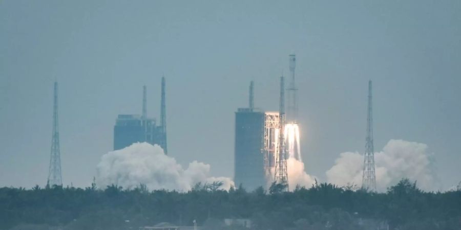 Zuschauer bei dem Raketenstart auf Hainan