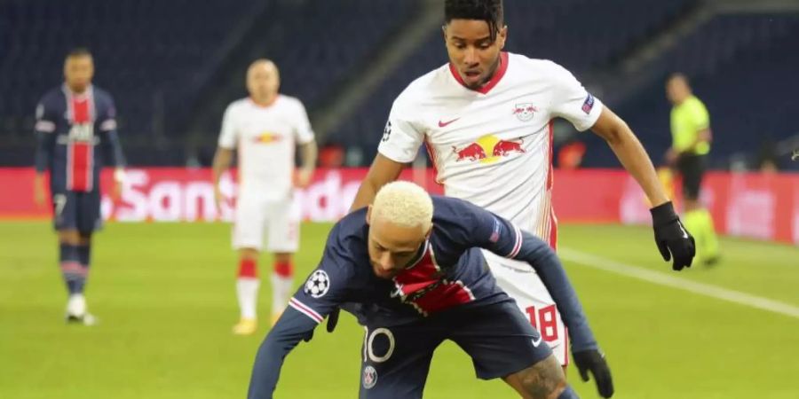 Superstar Neymar (vorne) brachte PSG gegen Leipzig auf die Siegerstrasse. Foto: Thibault Camus/AP/dpa