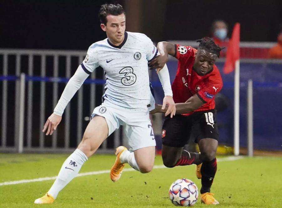 Ben Chilwell vom FC Chelsea im Kampf um den Ball mit Jérémy Doku.