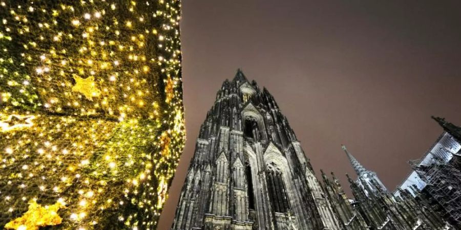 Hell erstrahlt der Kölner Dom zur Mitternachtsmette am Heiligabend. Foto: Jörg Carstensen/dpa