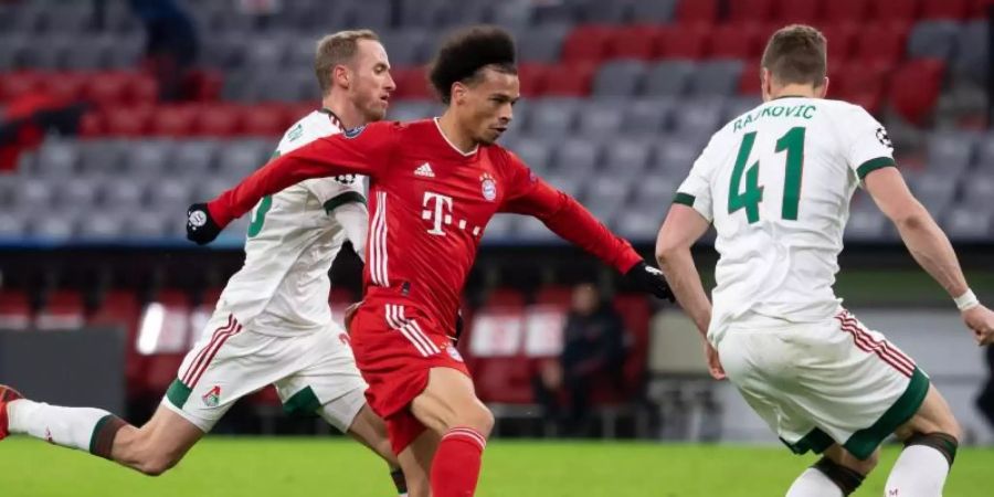 Leroy Sane (M) vom FC Bayern München und Moskaus Wladislaw Ignatjew (l) und Slobodan Rajkovic kämpfen um den Ball. Foto: Sven Hoppe/dpa