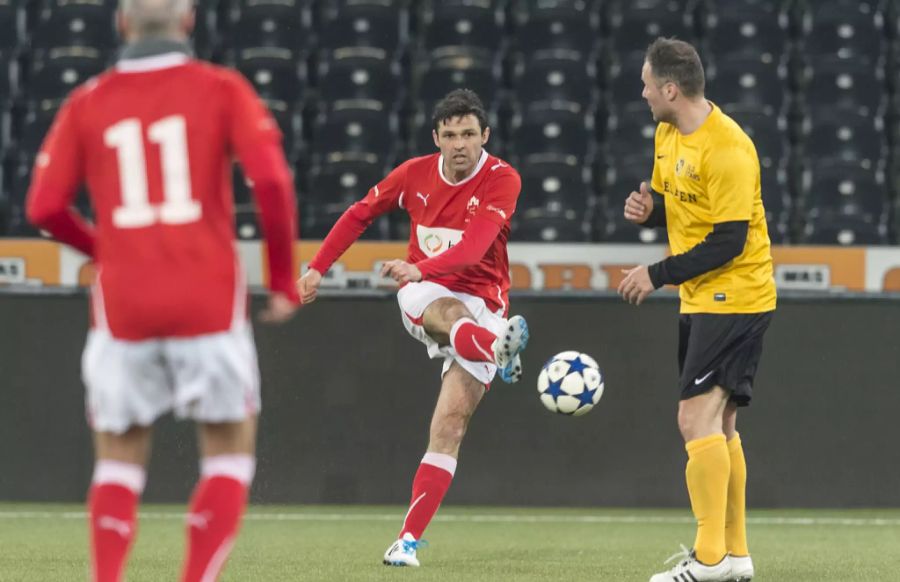 Matthias Aebischer im Spiel zwischen dem FC Nationalrat und ehemaligen YB-Spielern im März 2016.