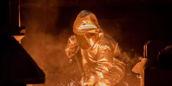 Ein Arbeiter von Thyssenkrupp am Hochofen in Duisburg. Foto: Rolf Vennenbernd/dpa thyssenkrupp