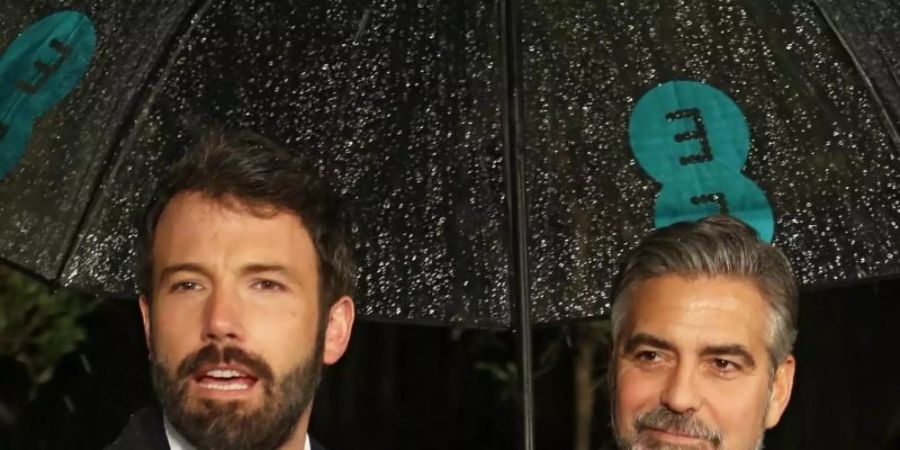 Ben Affleck (l) und George Clooney sind 2013 bei der Verleihung der Bafta-Preise in London. Foto: Karel Prinsloo/EPA/dpa