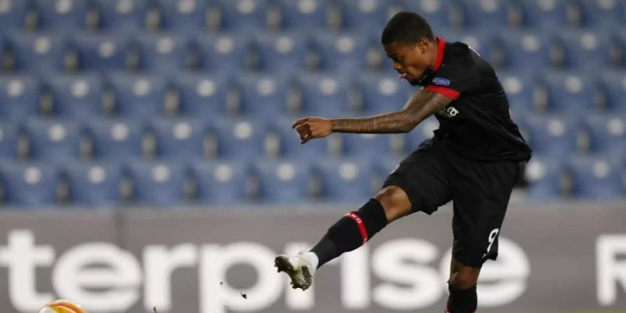 Leon Bailey von Bayer Leverkusen erzielt das erste Tor seiner Mannschaft. Foto: Ariel Schalit/AP/dpa