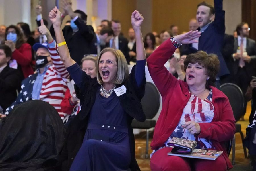 Zwei Frauen zeigen ihre Freude, nachdem bekannt wurde, dass Donald Trump den Bundesstaat Florida gewonnen hat.