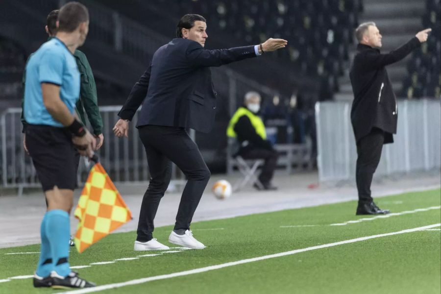 Trainer Gerardo Seoane gibt seiner Mannschaft von der Seitenline aus Anweisungen.