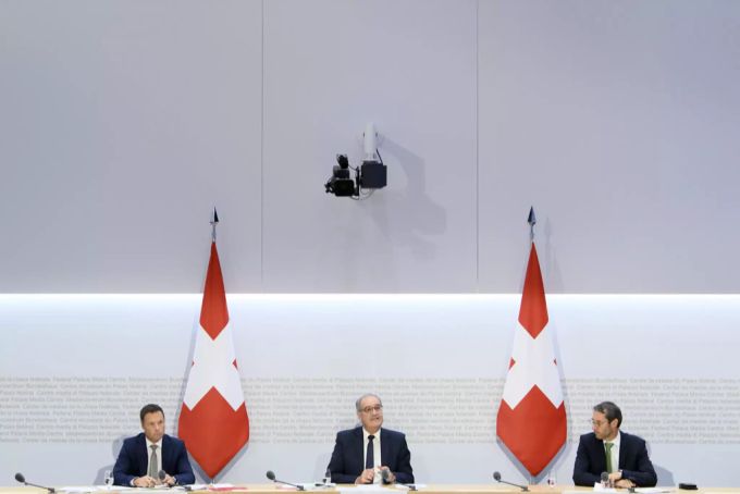 Bundesrat Guy Parmelin, Mitte, spricht an der Seite von Simon Plüss, Leiter Rüstungskontrolle SECO, links, und Urs Widmer, Leiter Kommunikation WBF, rechts, während einer Medienkonferenz zur Abstimmung über die Kriegsgeschäfte-Initiative. Kriegsgeschäfte-Initiative Parmelin