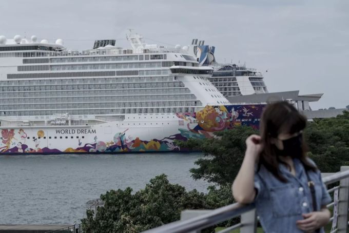 Das Kreuzfahrtschiff «World Dream» im Hafen von Singapur. Kreuzfahrt Singapur