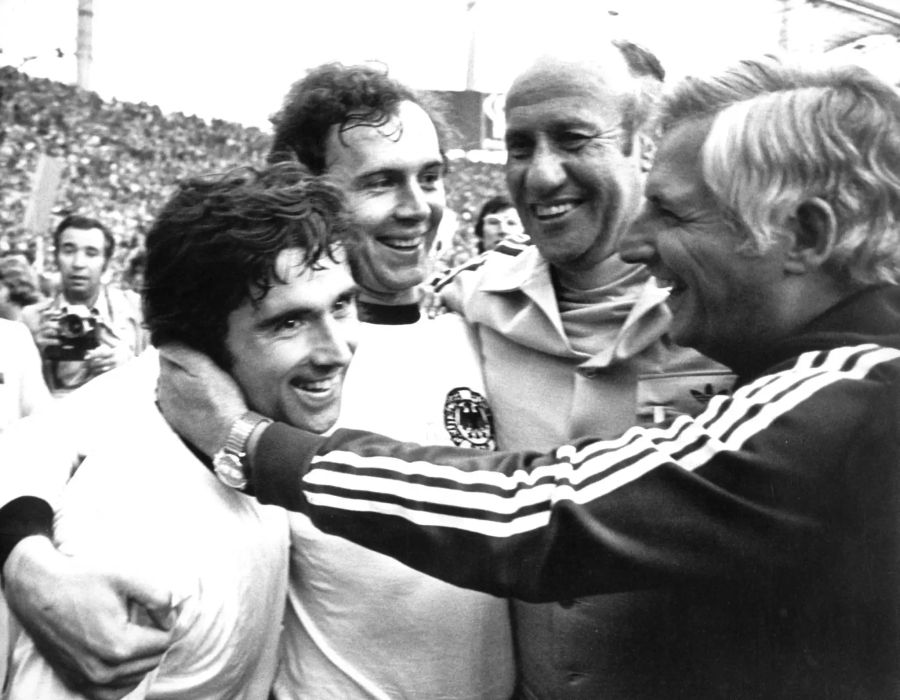 Für die deutsche Nationalmannschaft hatte er noch eine bessere Trefferquote: In 62 Spielen traf Müller 68-mal. 1974 wurde er mit Deutschland im Münchner Olympiastadion Weltmeister. Das Endspiel war sein letztes im Trikot der Nationalmannschaft.