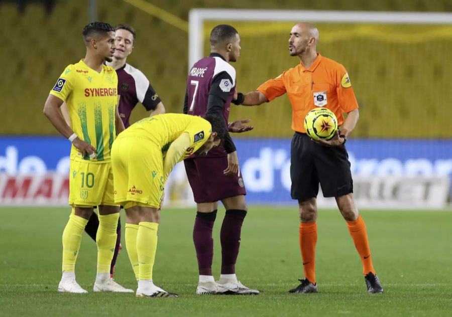 Als die Spieler der beiden Mannschaften in die Pause gehen, motzt der 21-Jährige im Kabinengang den Schiedsrichter an.