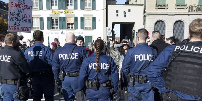 Das Bundesamt für Polizei (Fedpol) stellt eine steigende Gewaltbereitschaft der Corona-Leugner-Szene fest. (Archivbild) Coronavirus Polizei fedpol