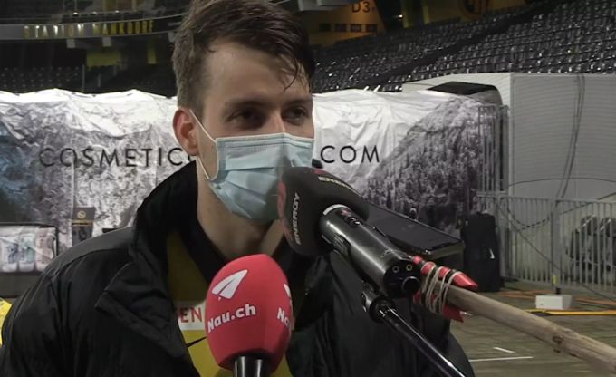 Bei Interviews (wie hier mit YB-Spieler Sandro Lauper) werden Verlängerungen aller Art an die Mikrophone angebracht. Super League