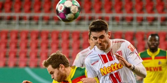 Benno Schmitz vom 1. FC Köln (l) und Kaan Caliskaner von Jahn Regensburg beim Kopfballduell. Foto: Armin Weigel/dpa Benno Schmitz vom 1. FC Köln (l) und Kaan Caliskaner von Jahn Regensburg beim Kopfballduell. Foto: Armin Weigel/dpa