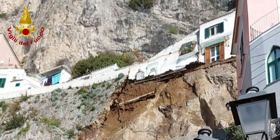 Bergrutsch zerstört Küstenstrasse in Süditalien