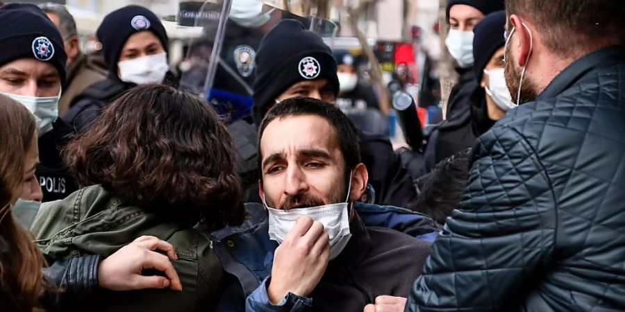 Die Polizei nimmt einen Demonstranten in Istanbul fest. Foto: Tunahan Turhan/SOPA Images via ZUMA Wire/dpa